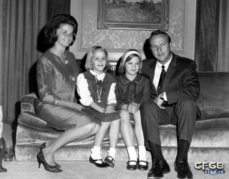Arnold Palmer, Winifred và hai con gái Peggy và Amy