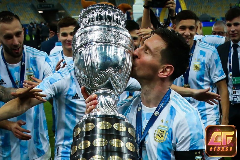 Messi và đội tuyển Argentina nâng cao cúp vô địch Copa America 2021
