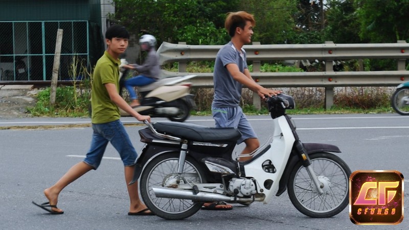 Mơ chạy xe mà hết xăng ám chỉ sự thiếu cẩn trọng của bạn trong vấn đề nào đó