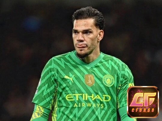 Ederson là một thủ môn có thể chơi bóng bằng chân