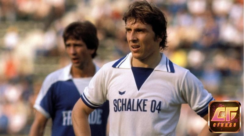 Klaus Fischer là một trong những cầu thủ ghi bàn nhiều nhất Bundesliga trong lịch sử